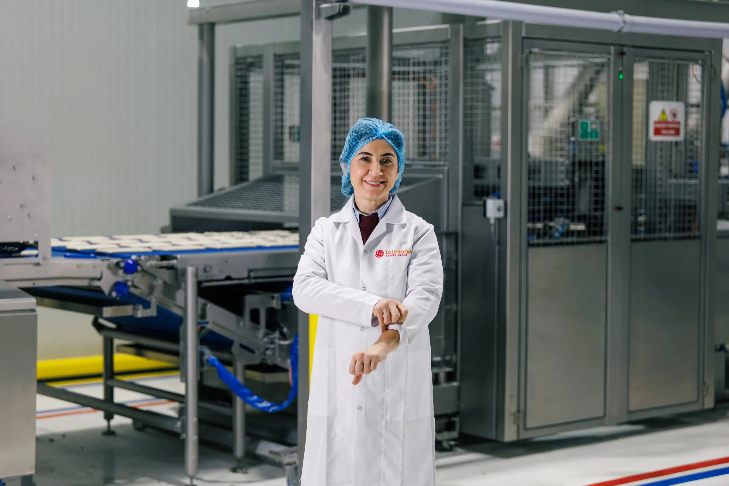 Keyvisual La Lorraine Turkije: medewerker in witte jas en haarnetje in de productie
