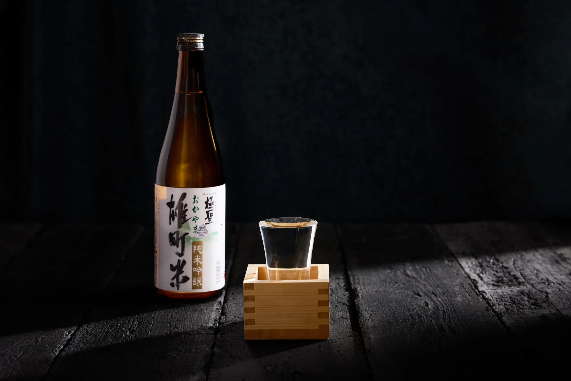Foodfotografie Zuru Zuru Ramen: fles sake met een glas in een houten masu