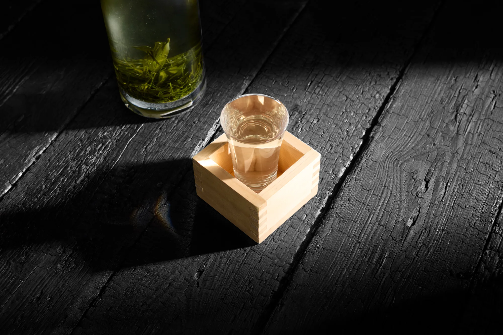 Foodfotografie Zuru Zuru Ramen: glas sake in een houten masu
