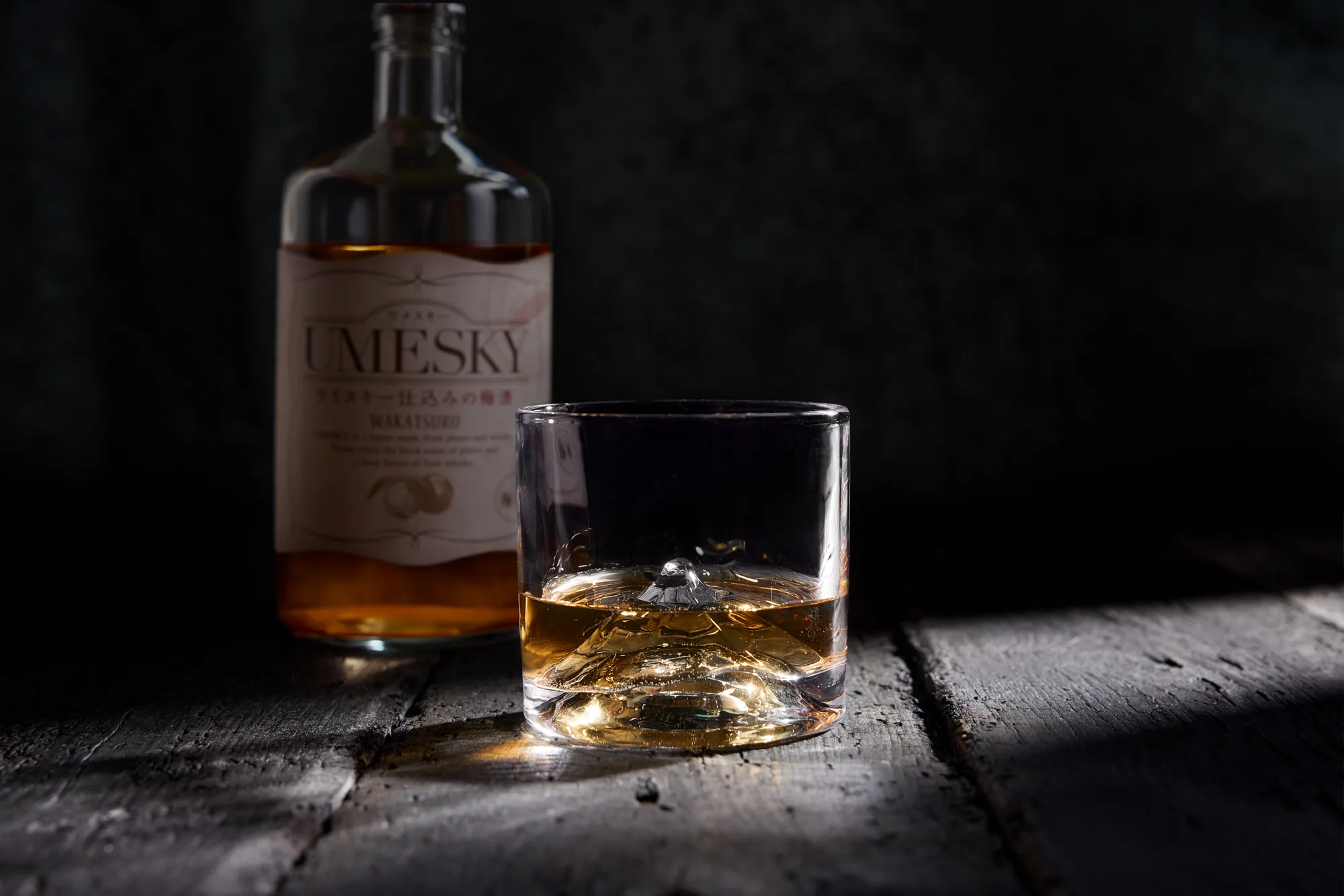 Foodfotografie Zuru Zuru Ramen: Umesky met een glas whisky