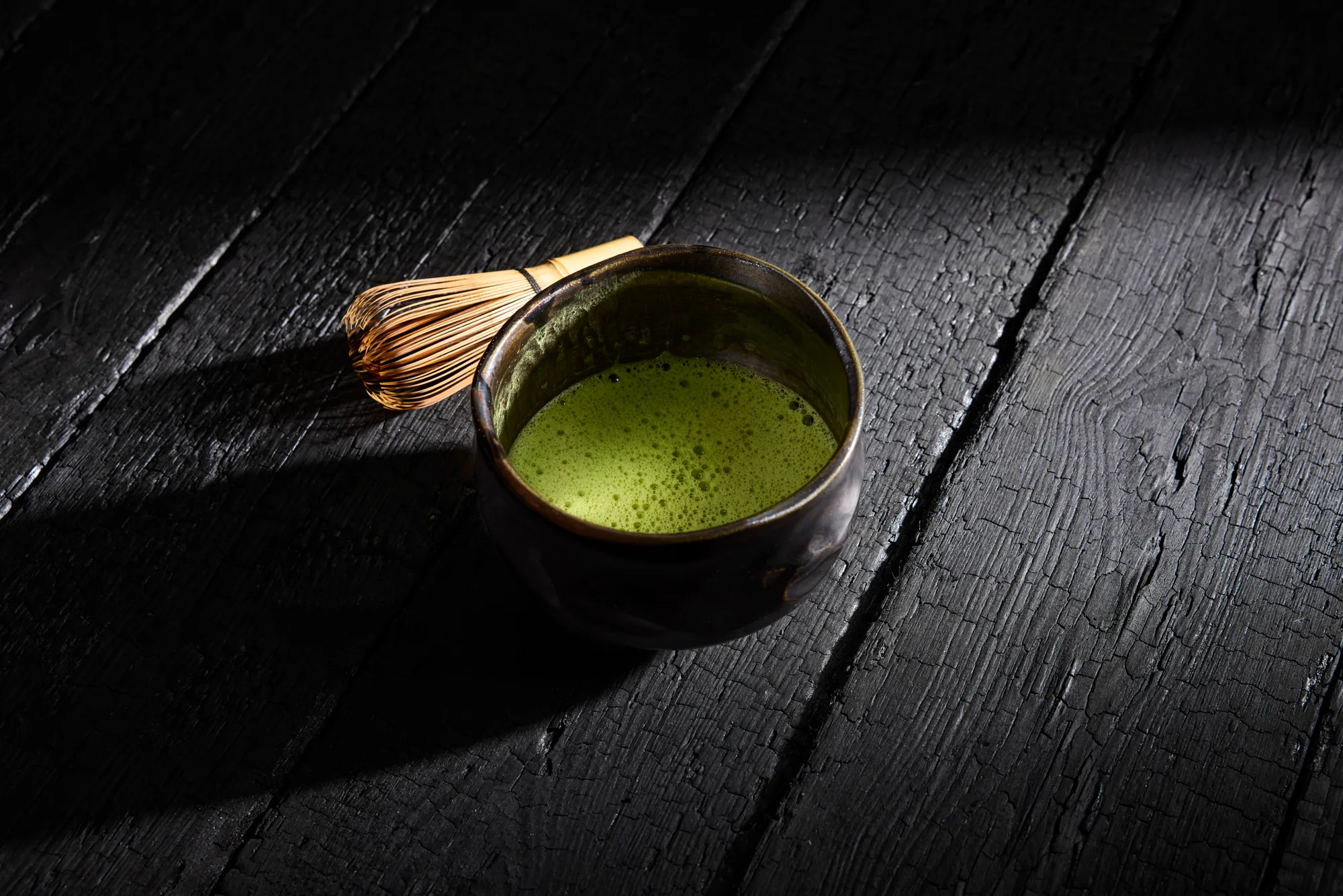 Foodfotografie Zuru Zuru Ramen: matcha met bamboe klopper