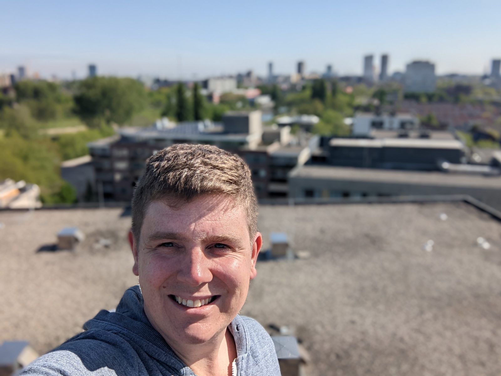 Joep van den Oord op een dak met uitzicht over Eindhoven