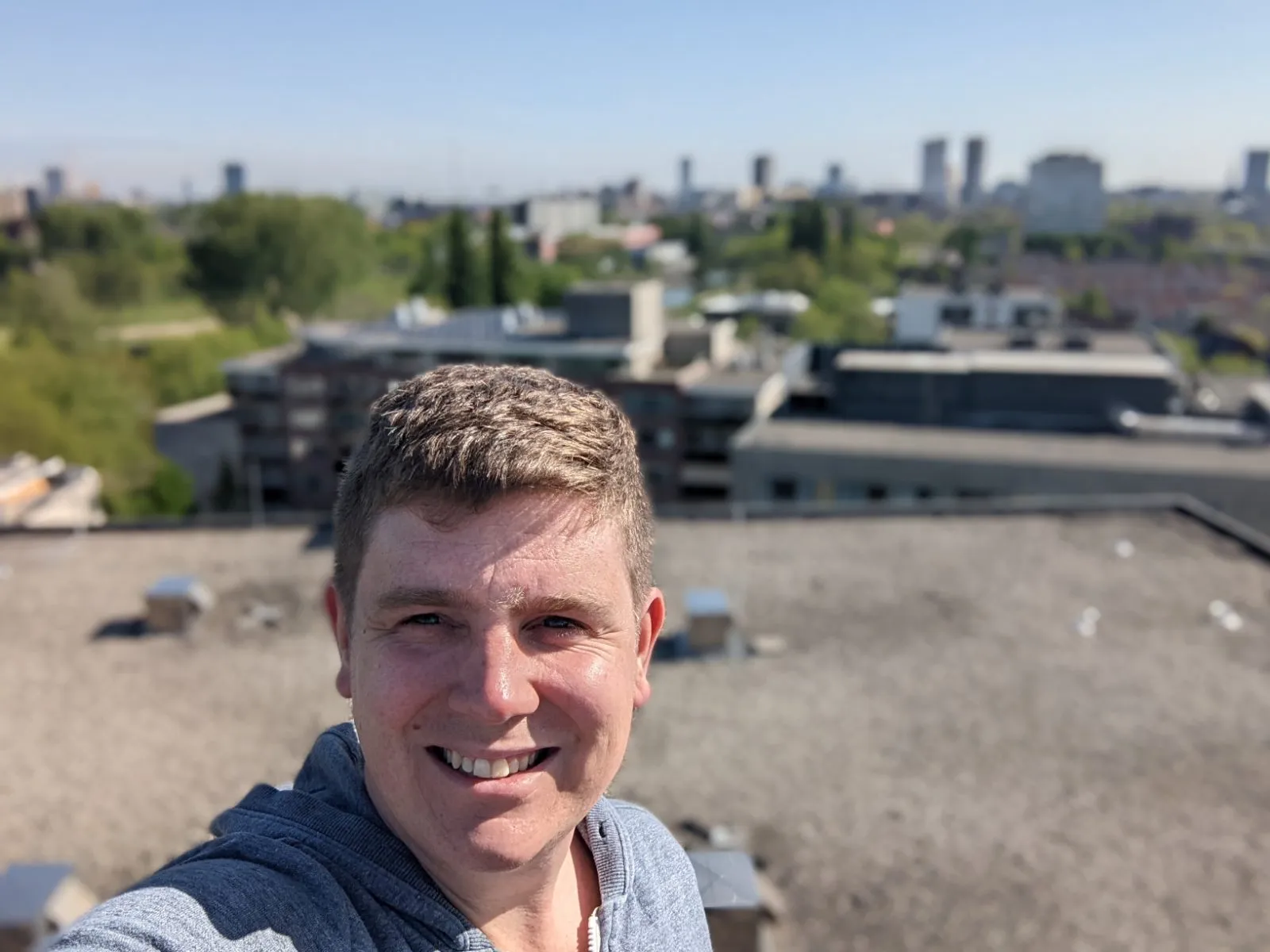 Joep van den Oord op een dak met uitzicht over Eindhoven