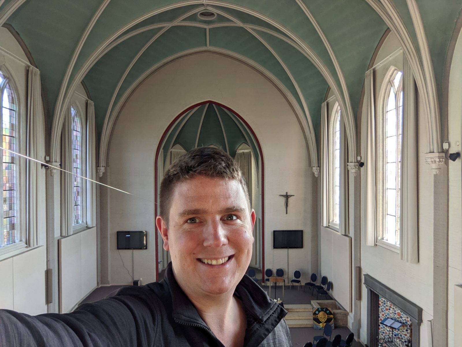 Joep van den Oord tijdens een asbestinventarisatie in een kerk