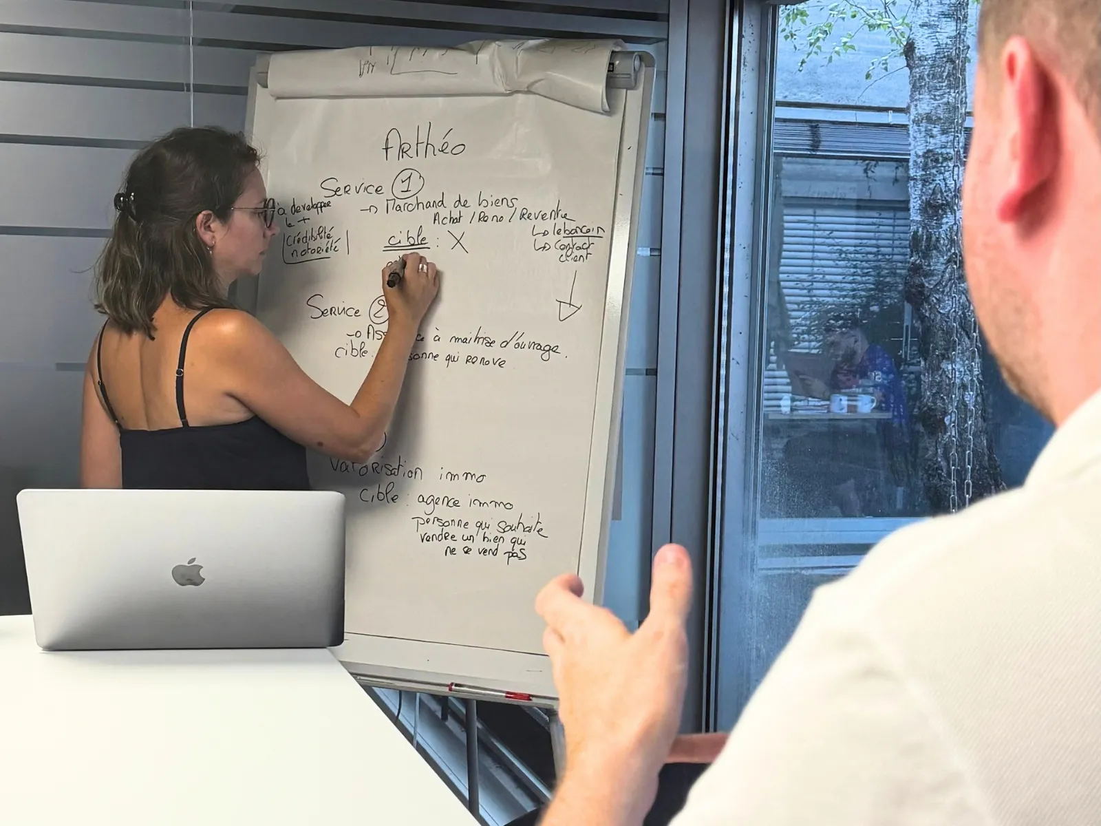 Anne-Hélène anime un atelier au tableau avec l'équipe d'un client
