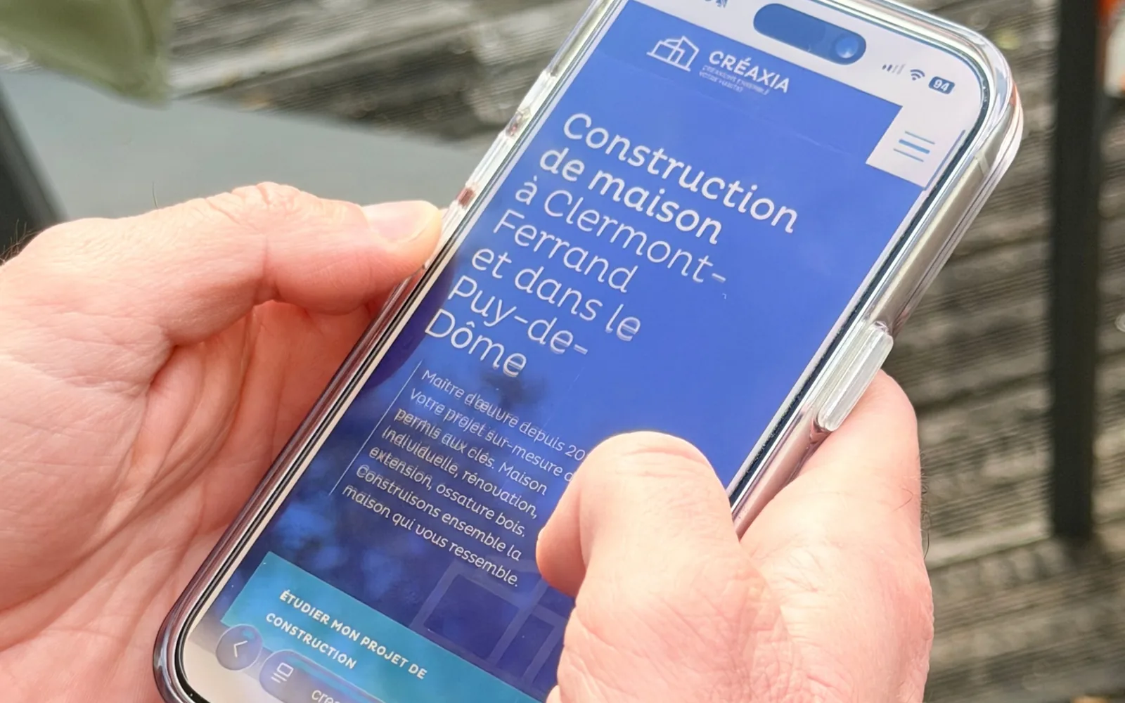 Un futur client consulte le site d'une entreprise sur son téléphone
