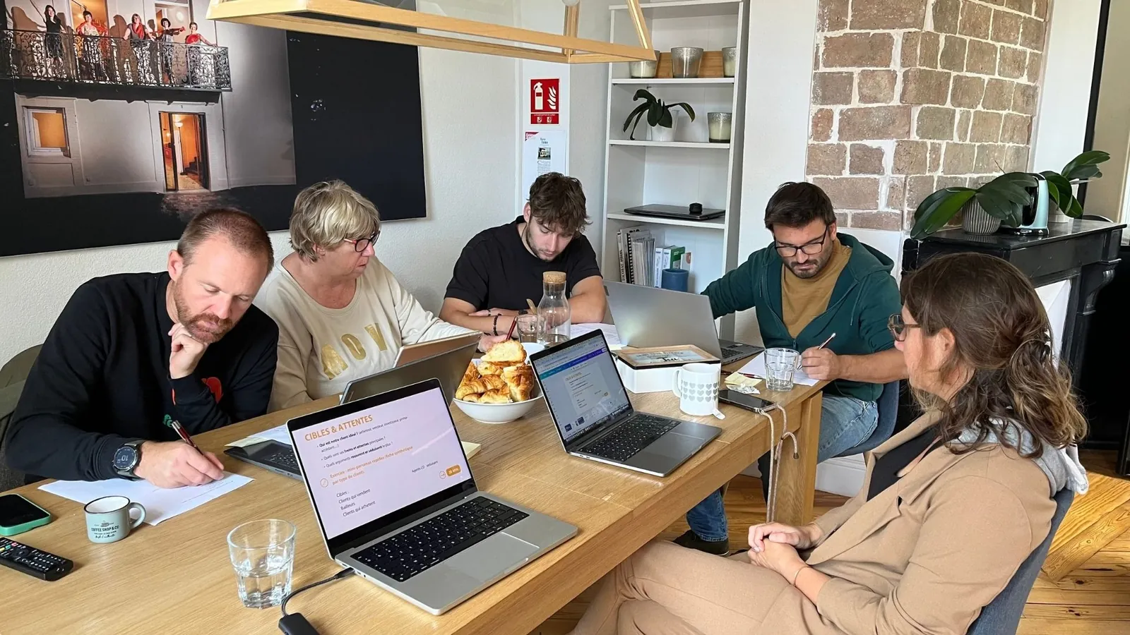 Séance de travail avec un client autour de la table, chez Charlie