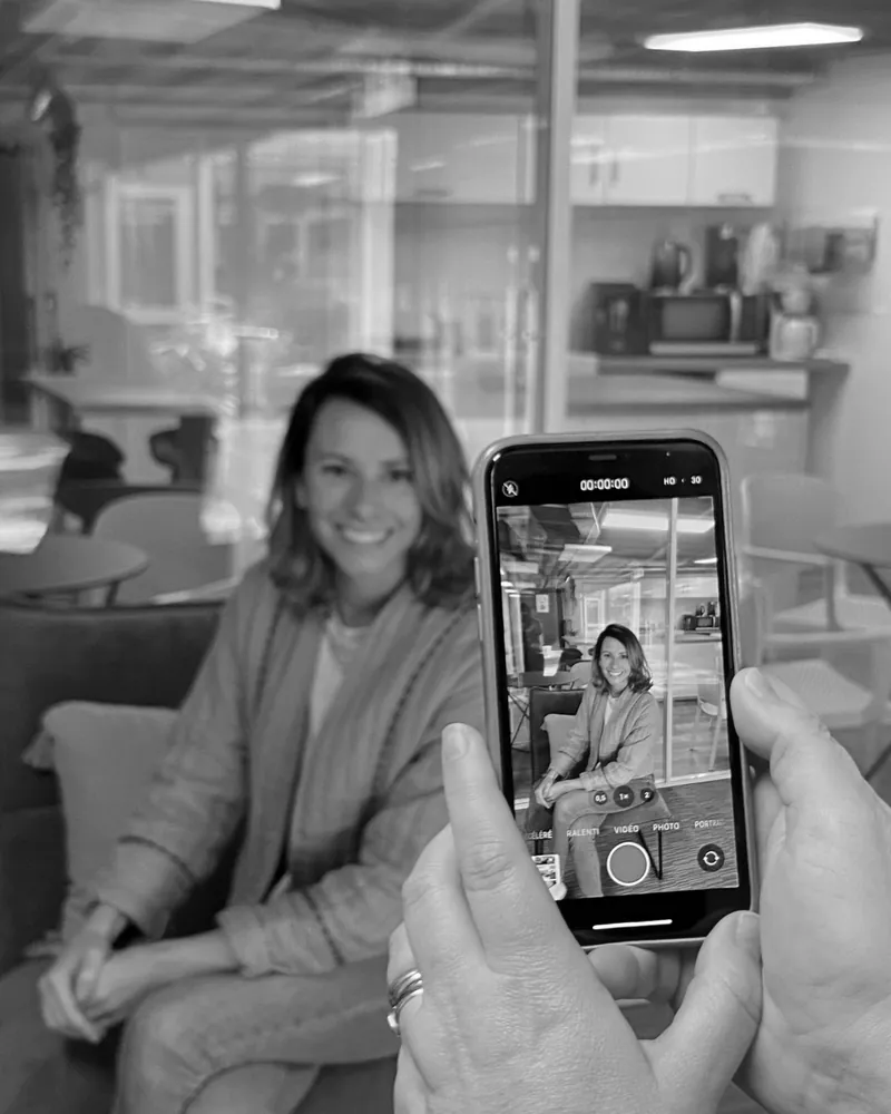 Portrait d'une dirigeante pris au smartphone, en noir et blanc