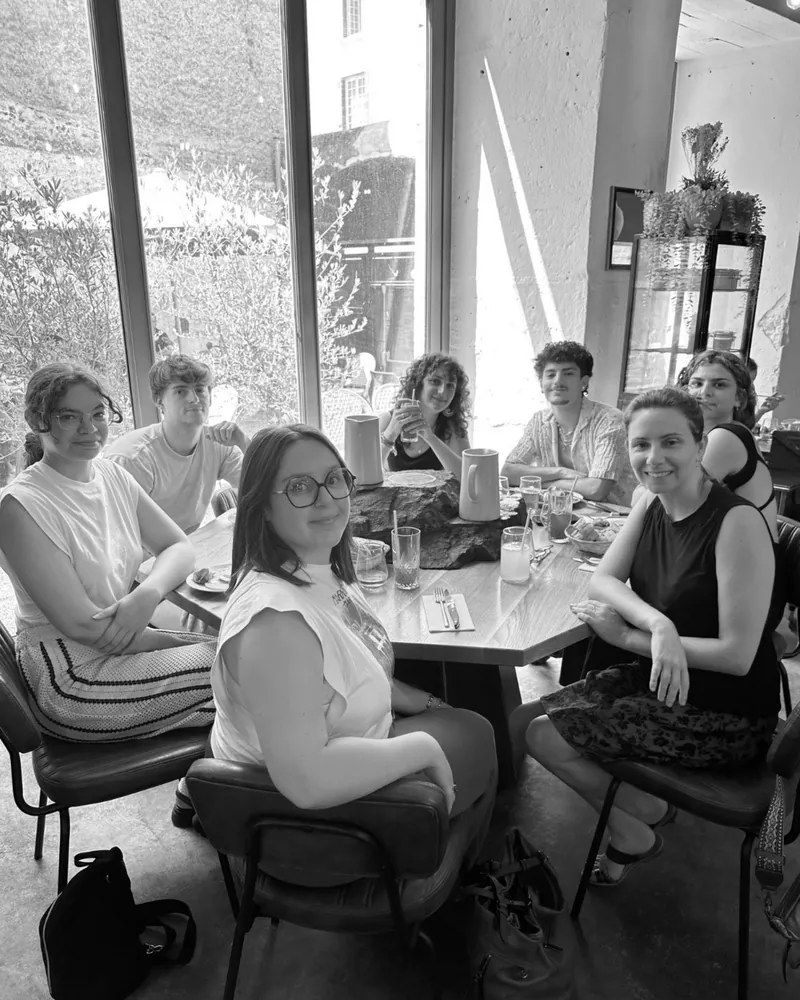 Équipe réunie autour d'une table, en noir et blanc