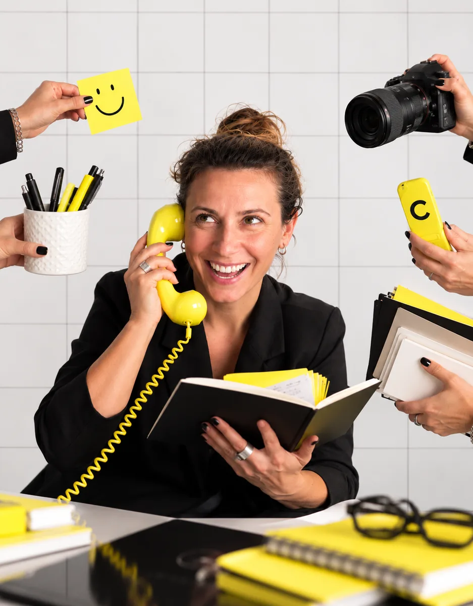 Anne-Hélène Joulaud, directrice de Charlie, entourée de ses outils de communication