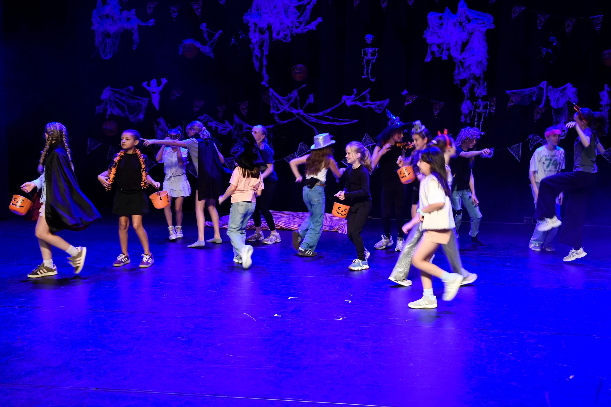 Leerlingen dansen tijdens de show