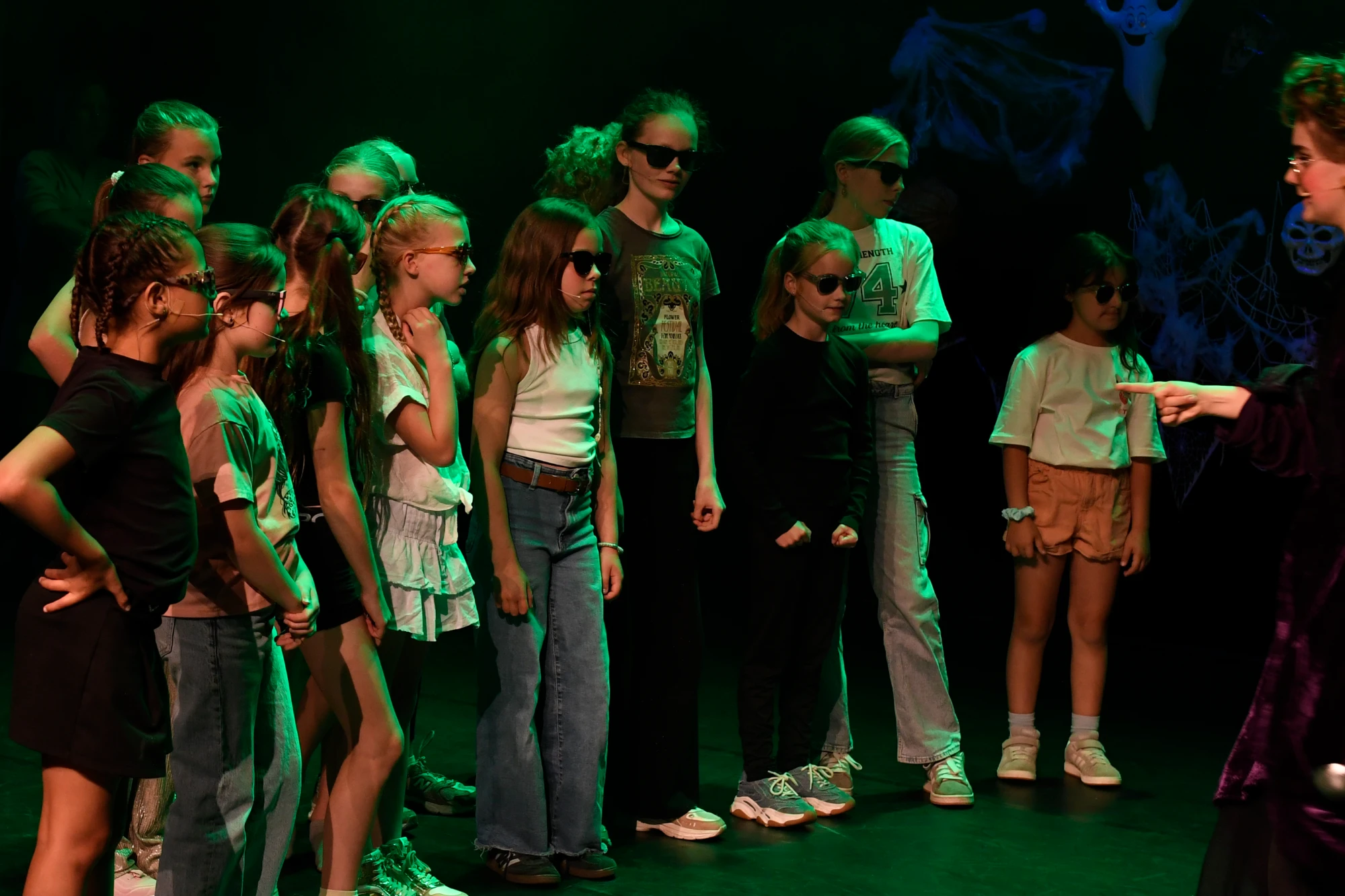 Groep kinderen en tieners tijdens een musicalworkshop