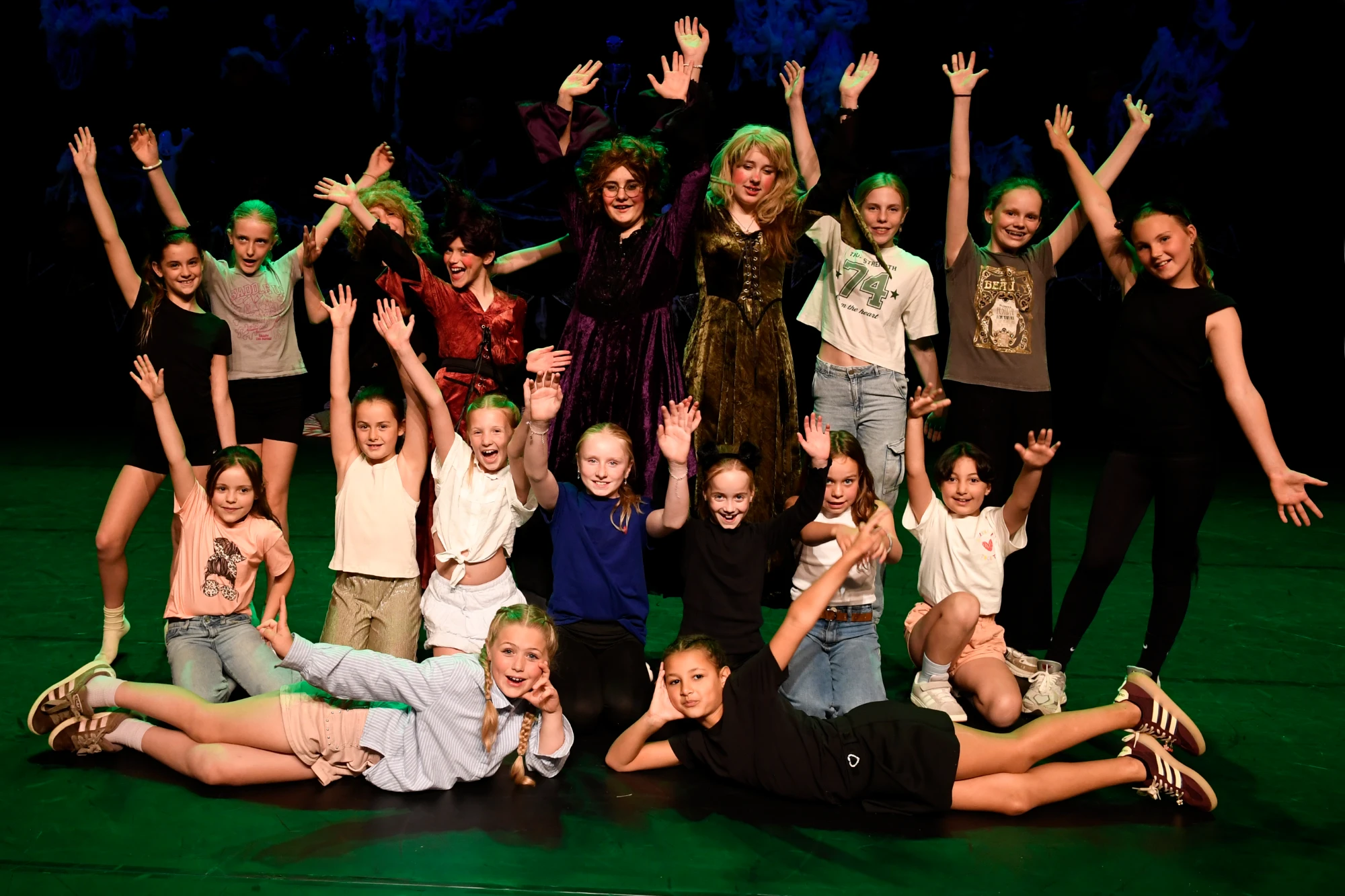 Leerlingen op het podium tijdens de show in Bladel
