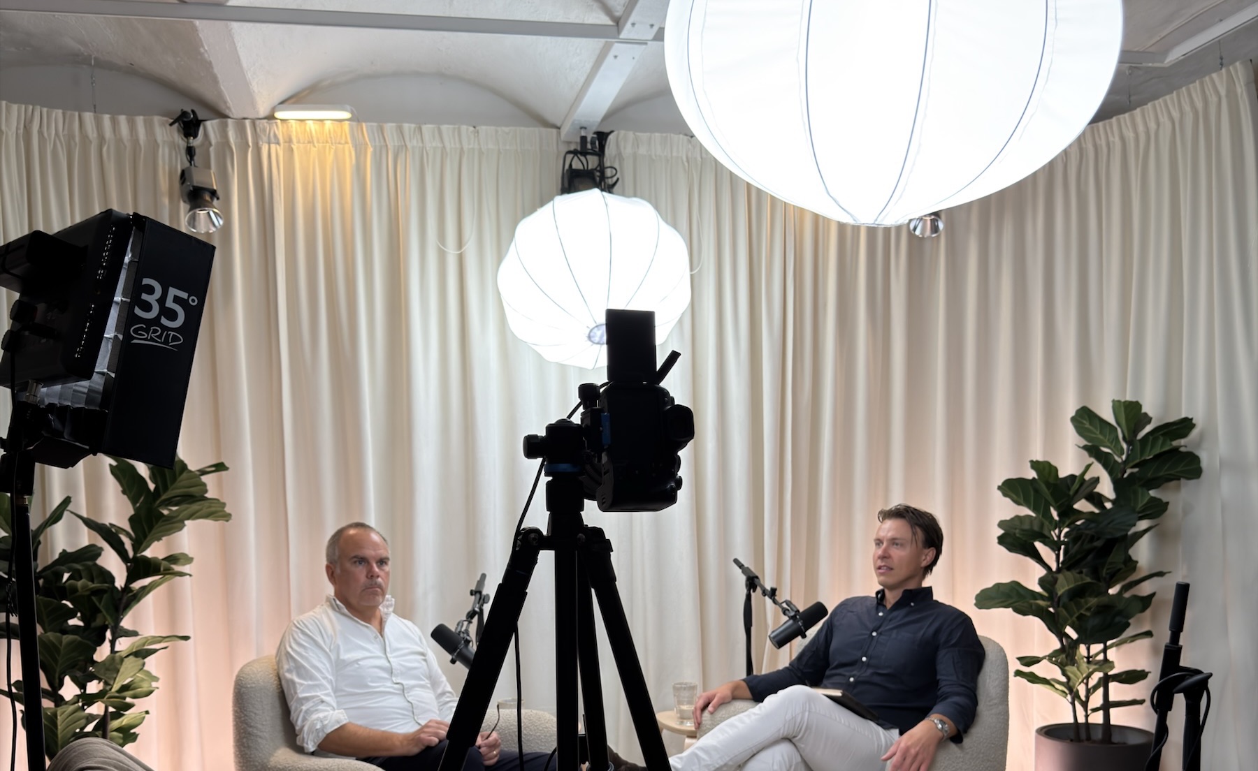 Inspelning i studion med gästen och Martin M Eriksson i var sin fåtölj och en kamera i förgrunden