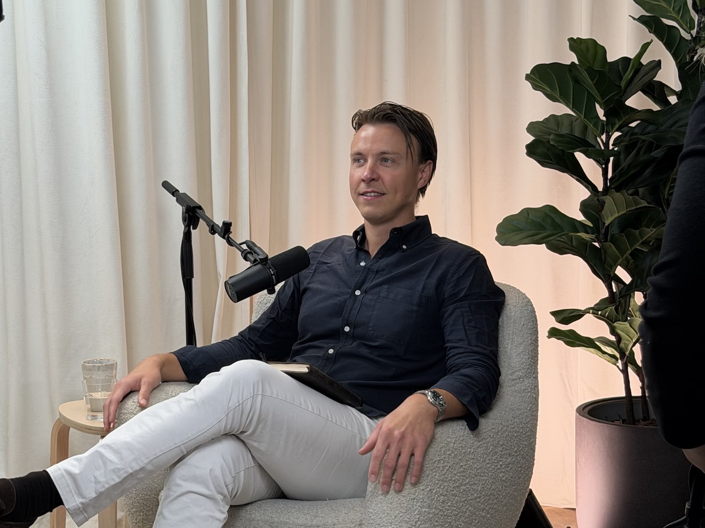 Martin M Eriksson lyssnar och ler i studion
