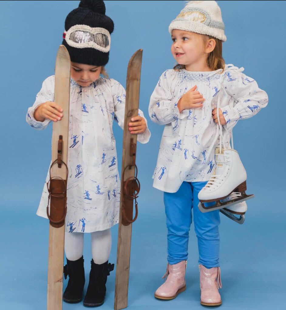 Deux enfants en bottes Elephantito avec des skis