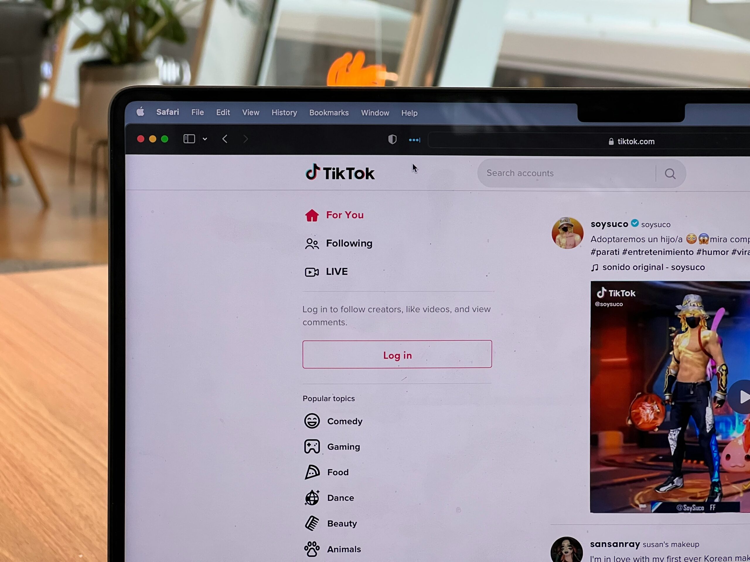 Versión web de TikTok abierta en un portátil
