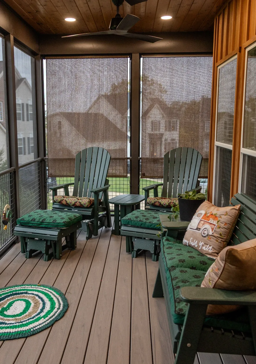 outdoor screened in sitting area