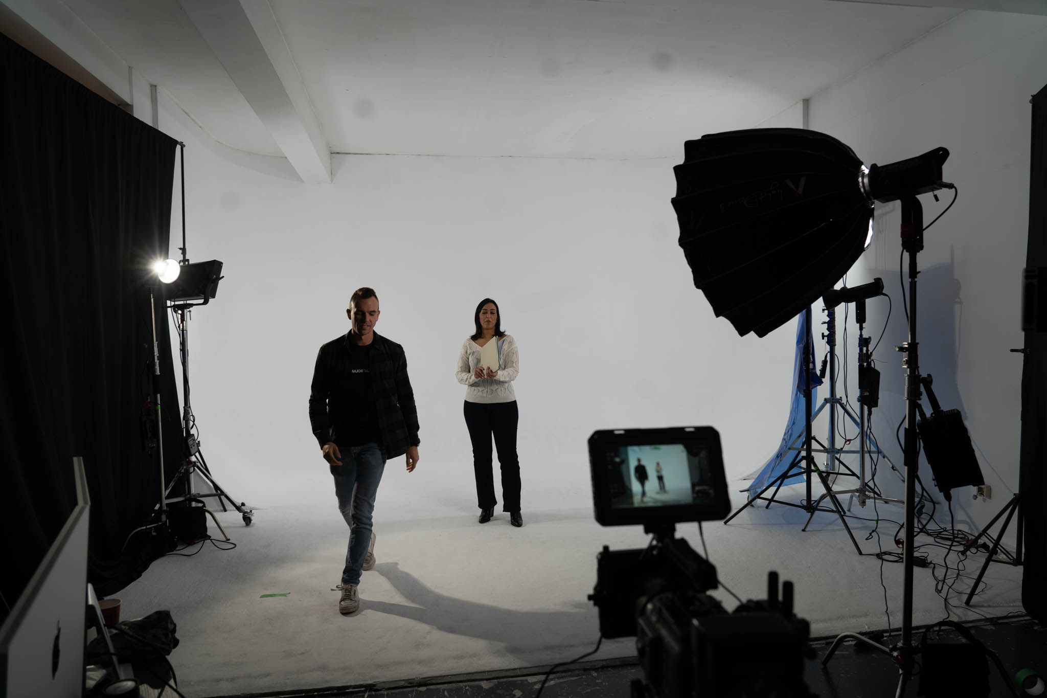 Two people on a white studio set with lights, Politie Brussel recruitment shoot