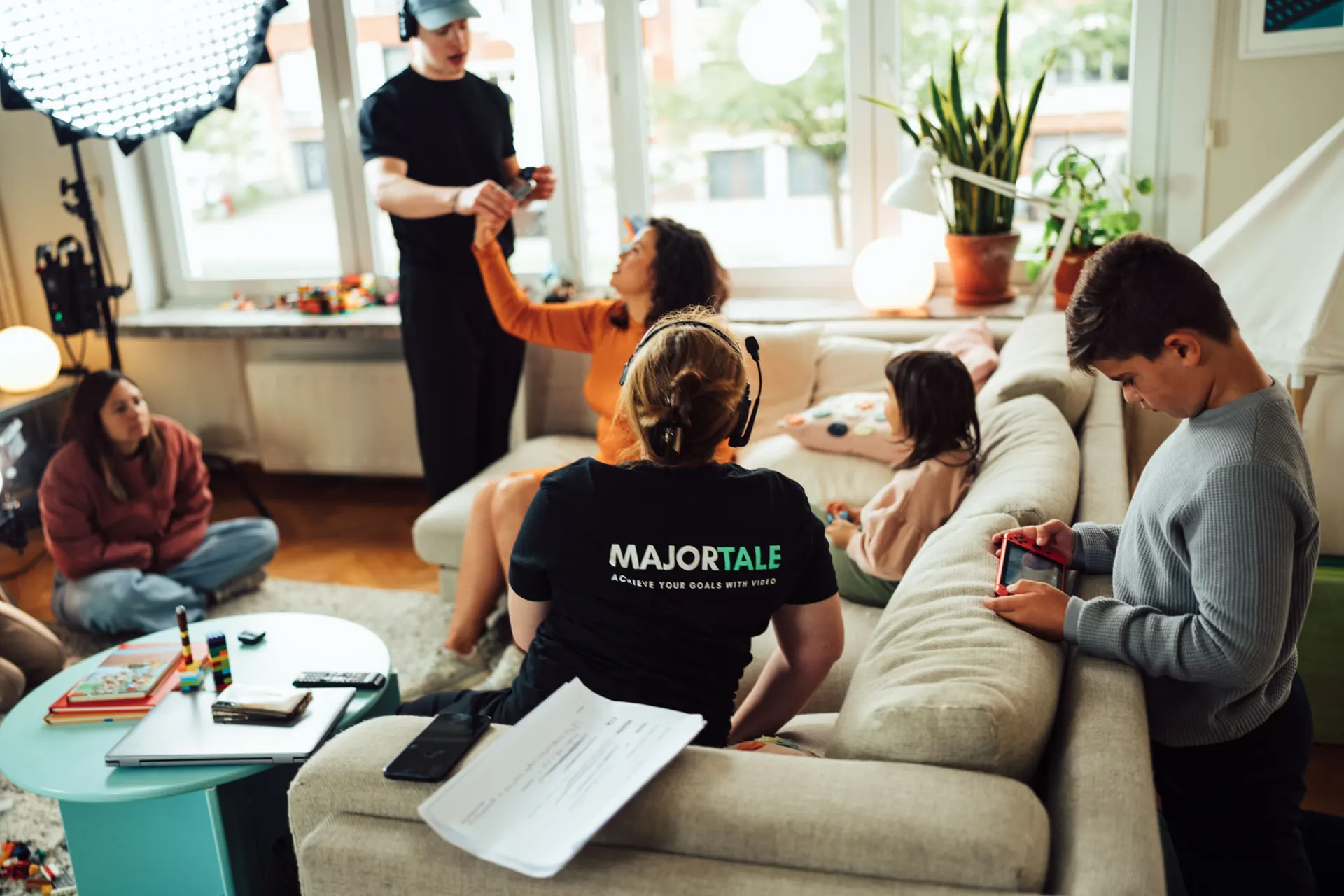 Behind the scenes of the Eneco shoot in a family living room with the Majortale crew