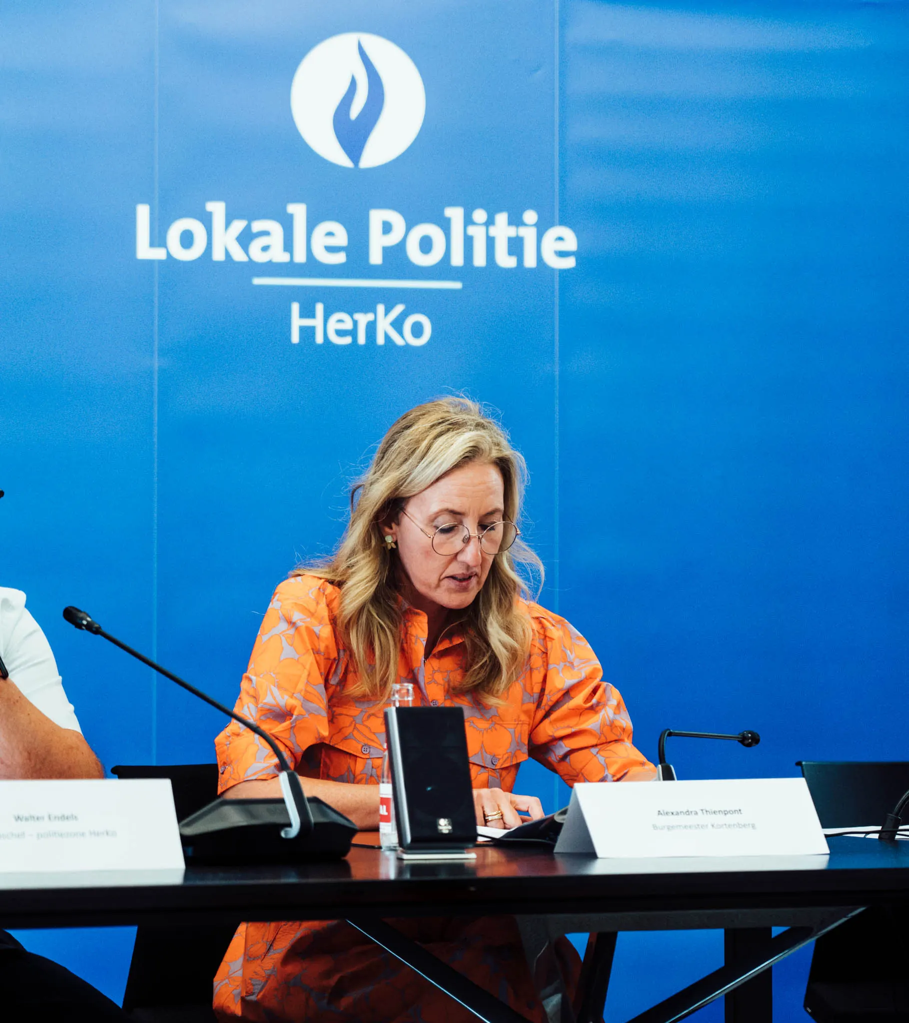 Speaker at a Lokale Politie press conference presenting the campaign