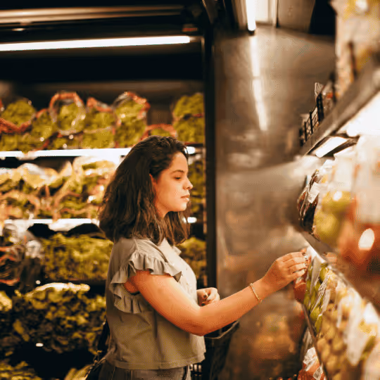 Mujer en la sección de alimentación