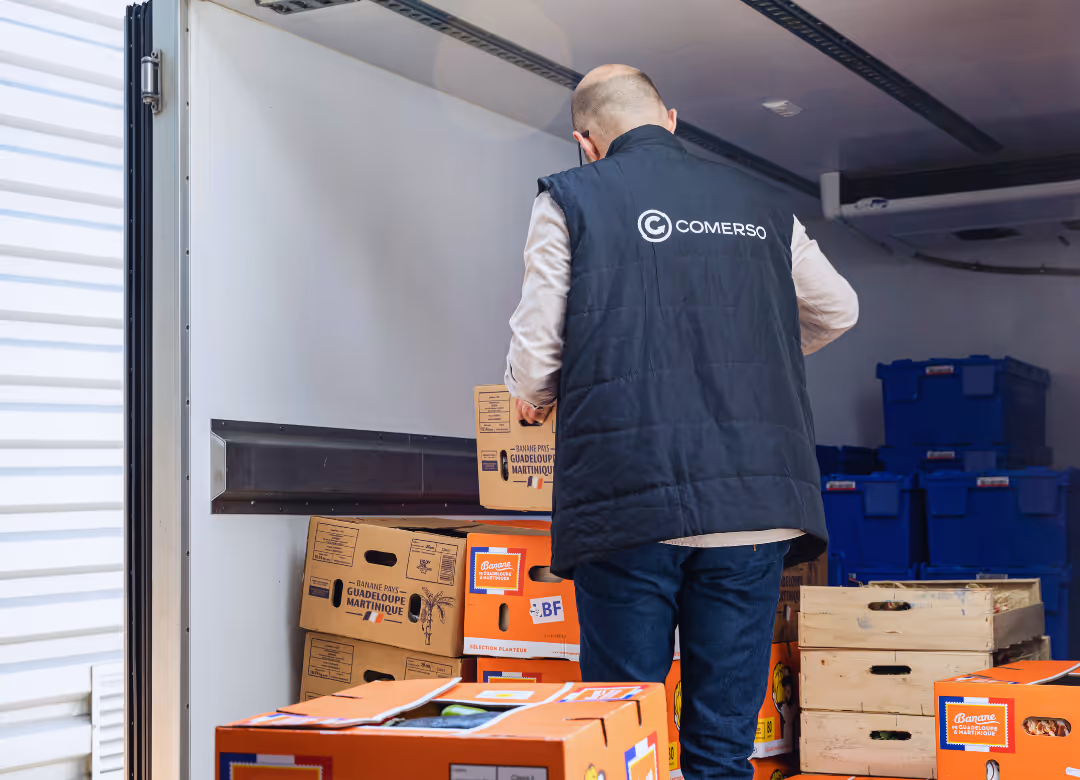 Salarié Comerso chargeant un camion