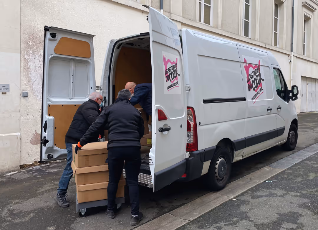 Femme posant un carton dans une étagère