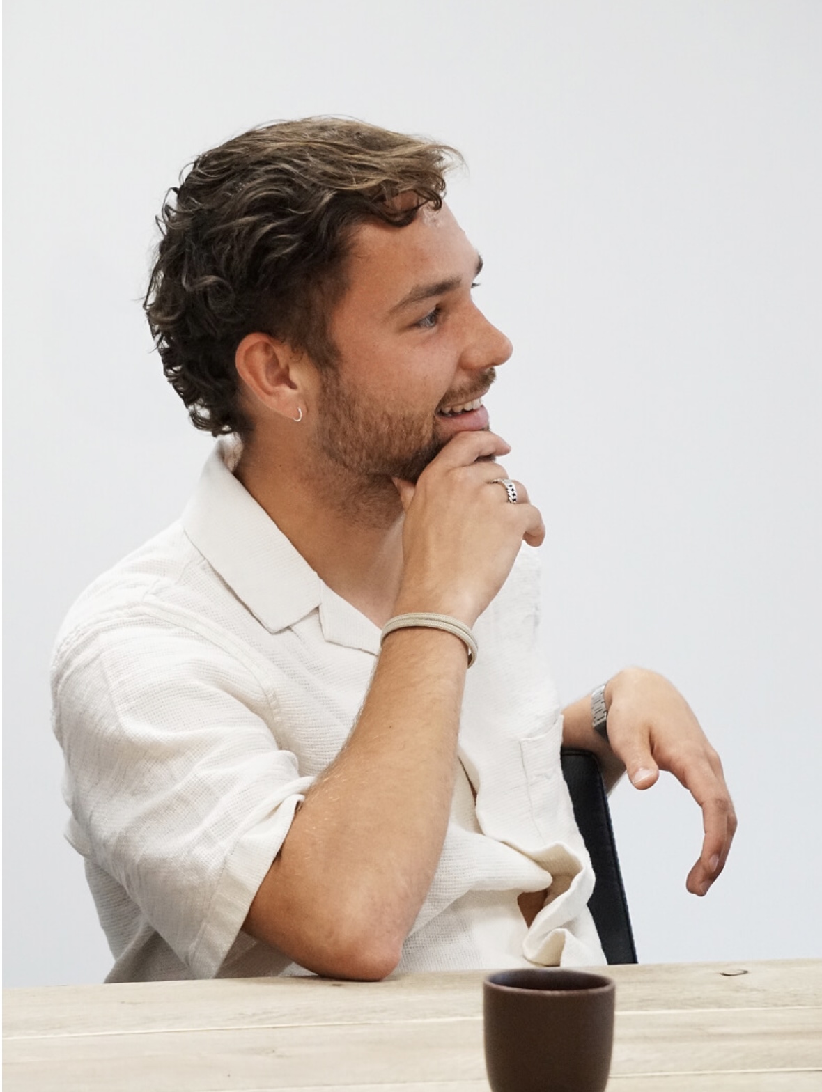 Lachende man met baard