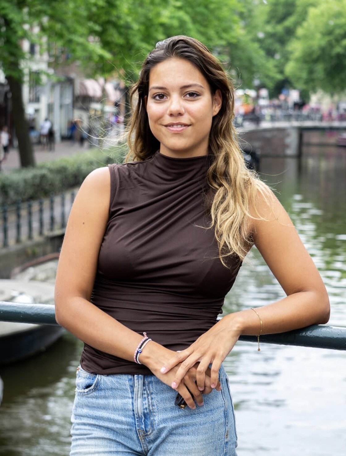 Vrouw aan het water