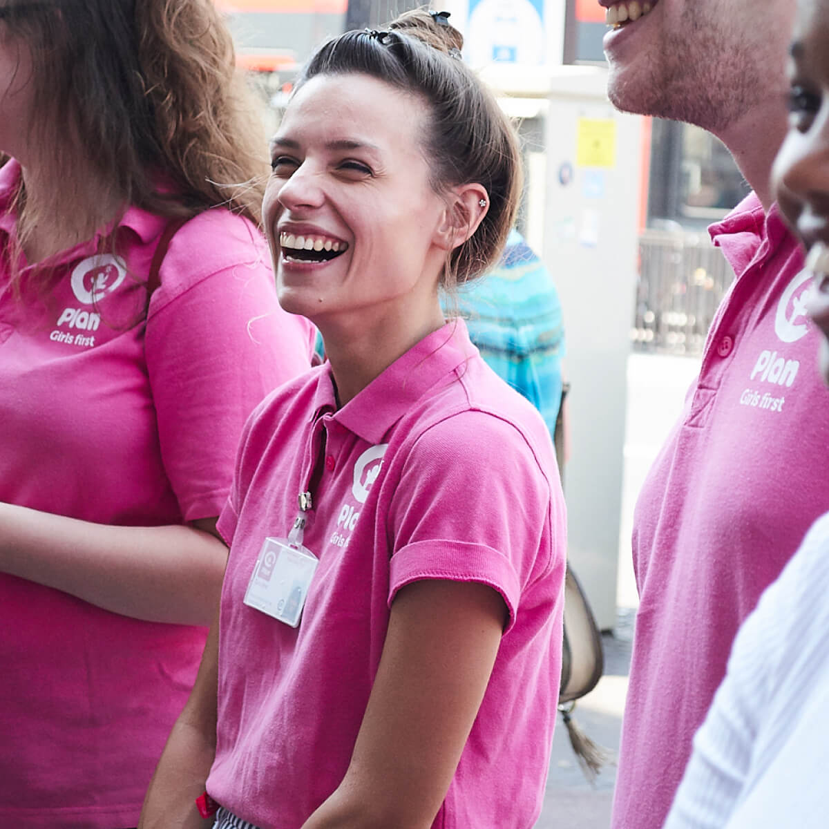 Lachende sales promotor
