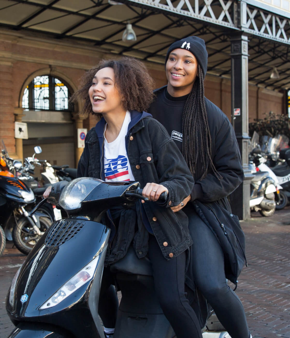 Twee personen op bankje