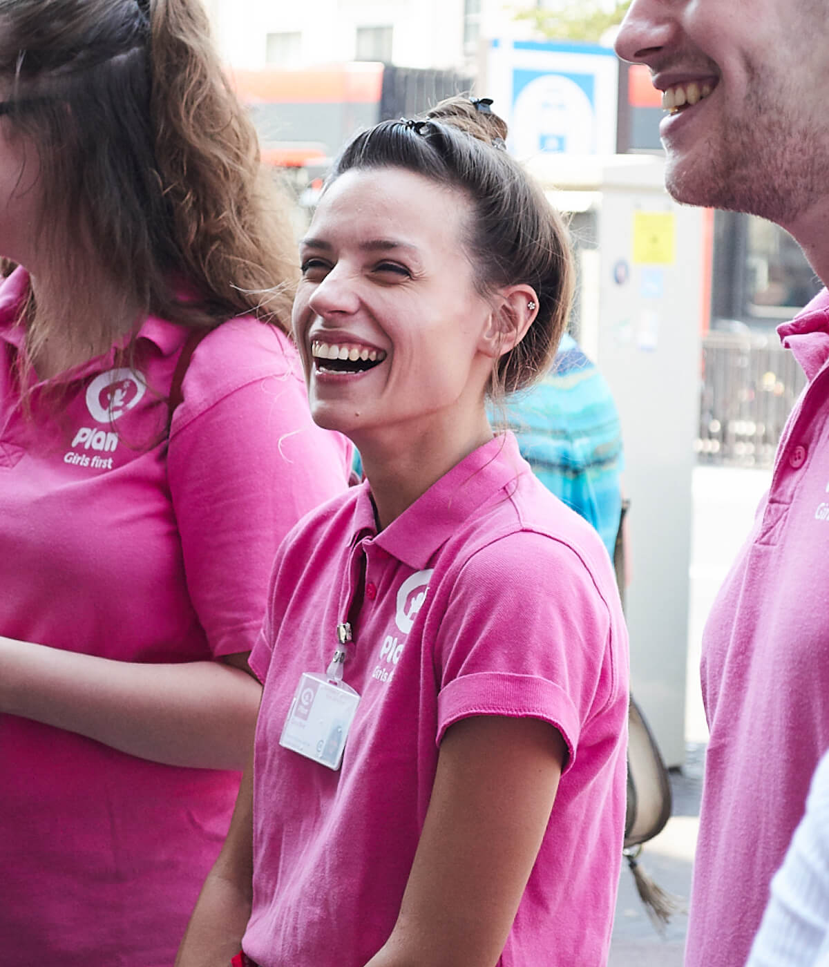 Lachende sales promotor