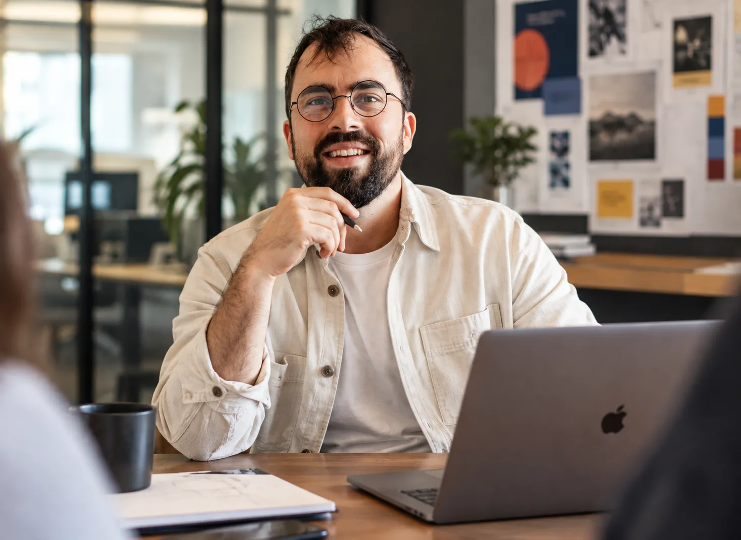 Nicolas Cosson, directeur artistique, souriant à son bureau