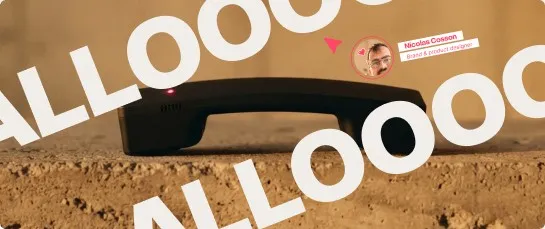 Combiné de téléphone posé sur une pierre, typographie « Allooo »