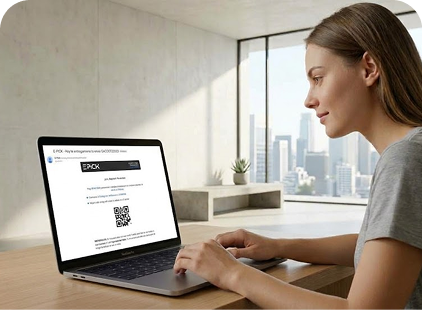 Mujer frente a una notebook revisando un correo de seguimiento