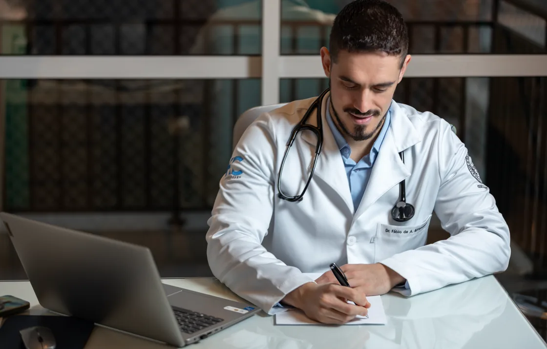 Dr. Fábio Bittencourt em atendimento no consultório