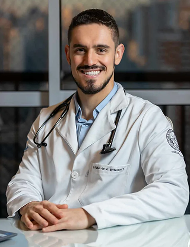 Dr. Fábio Bittencourt, médico geriatra, sorrindo em seu consultório