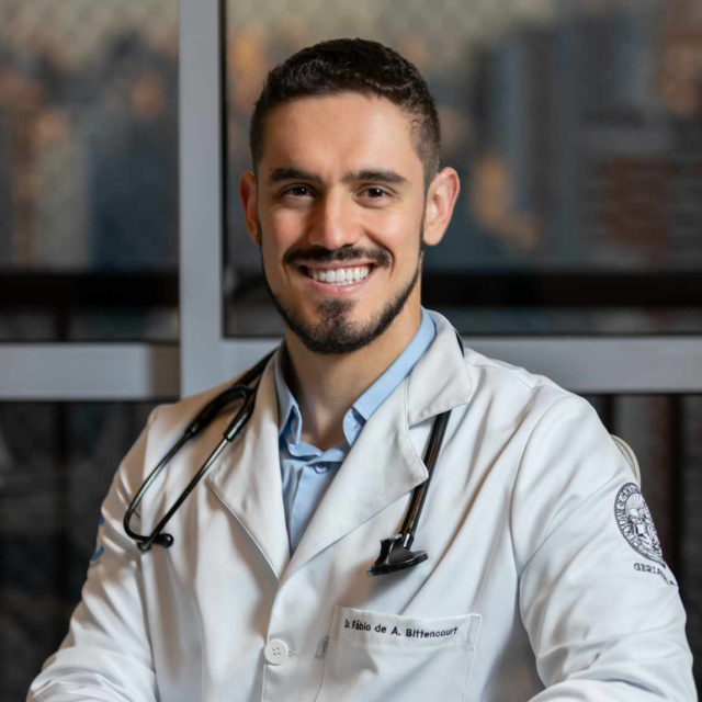 Dr. Fábio Bittencourt, médico geriatra, sorrindo em seu consultório