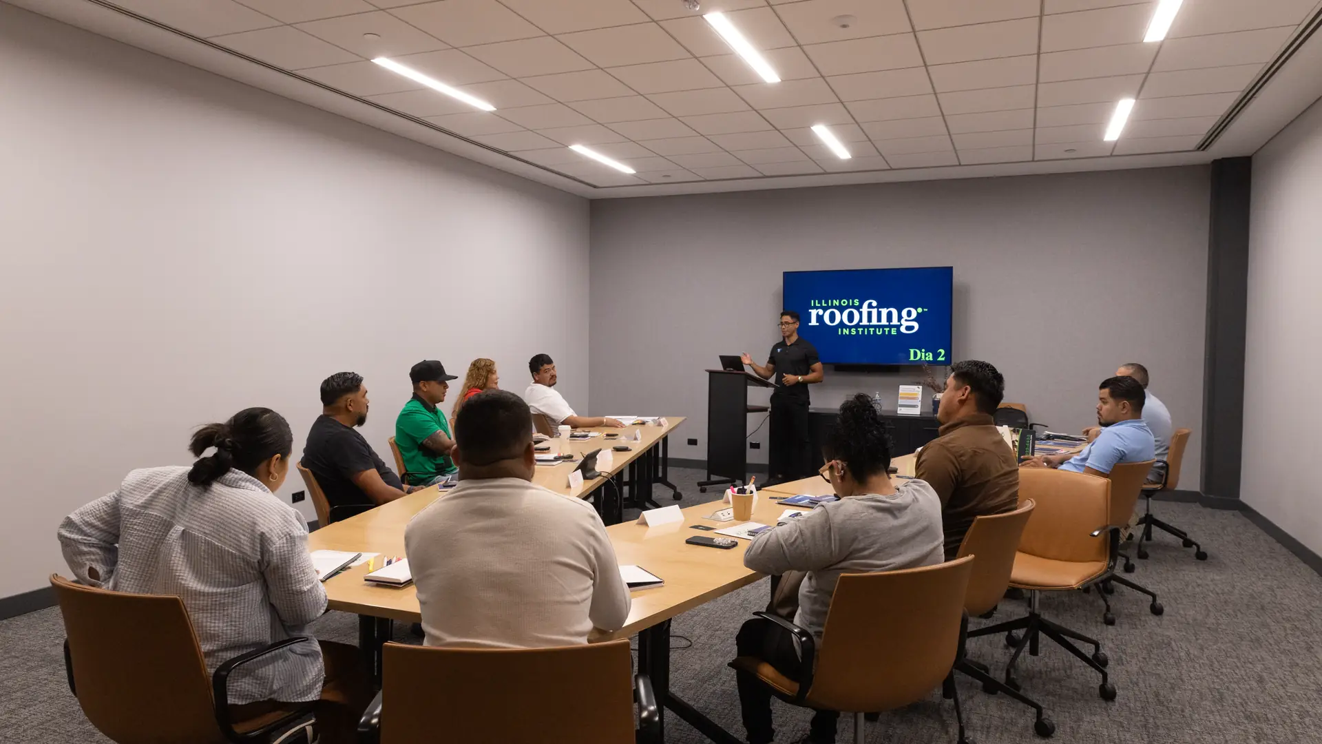 Clase de roofing en español en Illinois: el instructor enseña a un grupo de alumnos en el salón del Illinois Roofing Institute