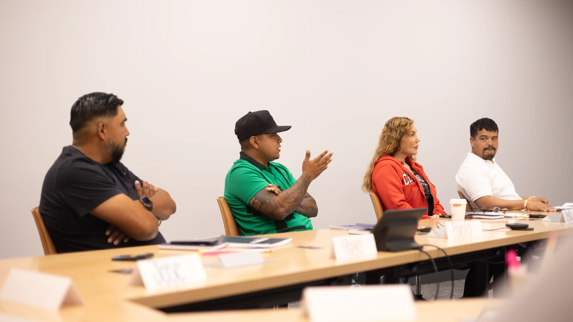Alumnos de la clase de roofing en español haciendo preguntas al instructor durante la preparación del examen