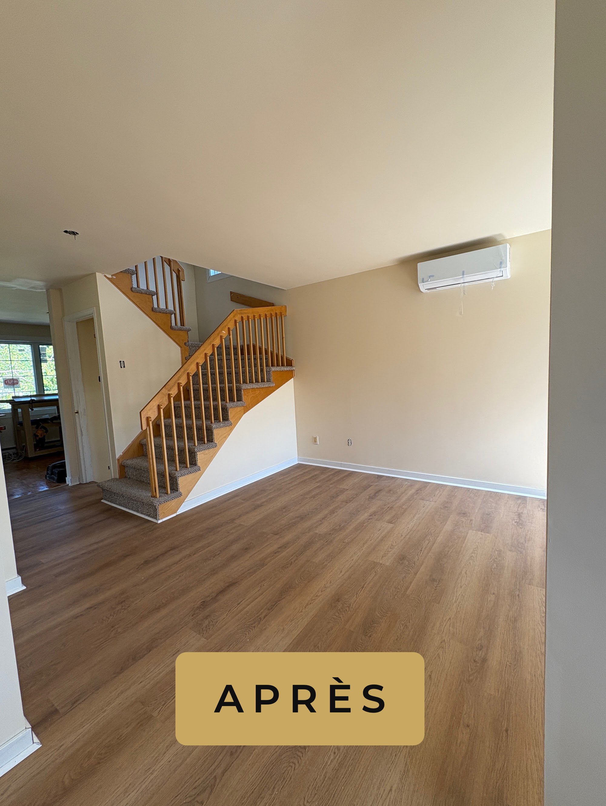 Pièce de vie avec plancher neuf et escalier, après les travaux