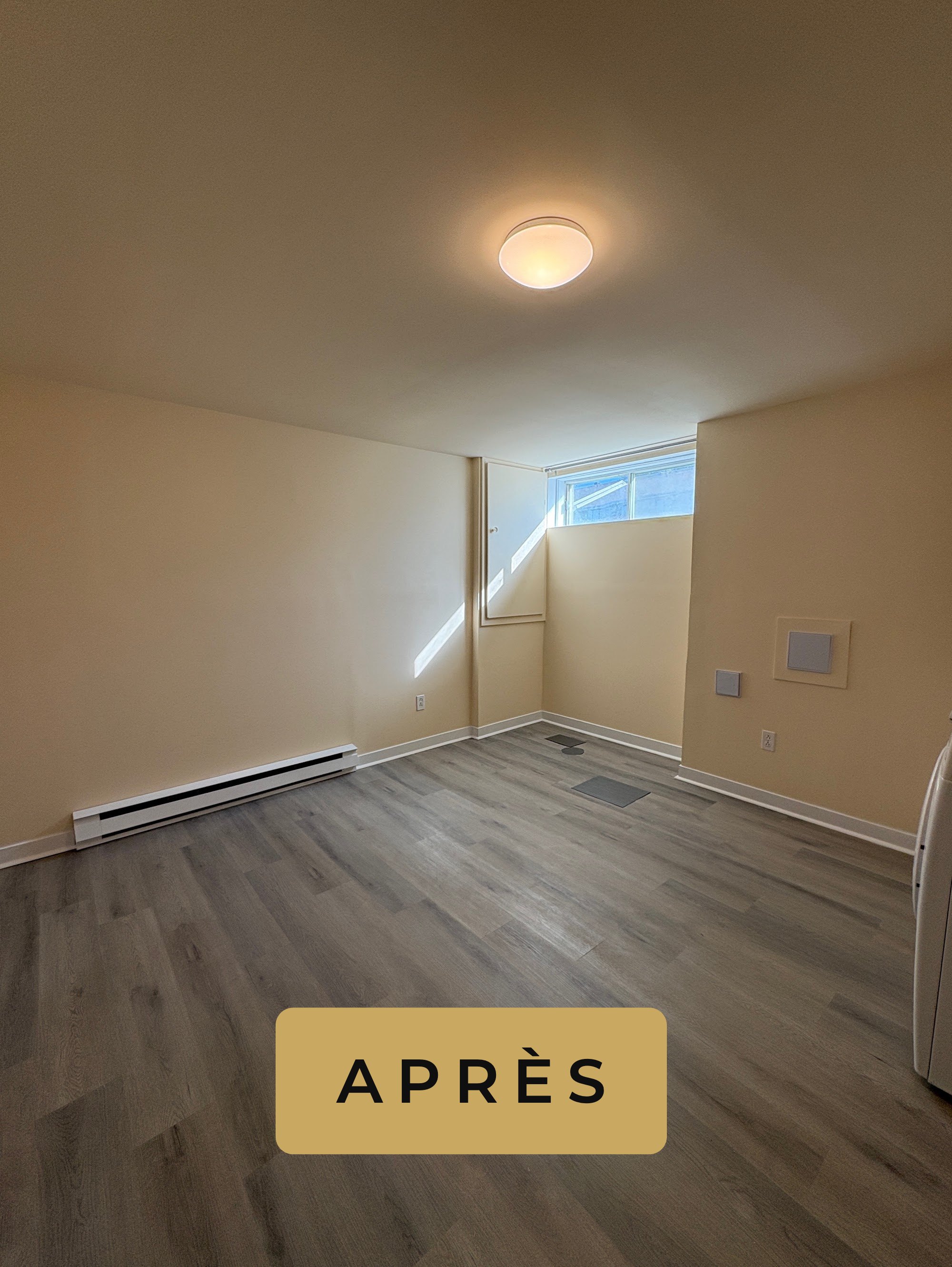Après : pièce avec plancher gris et plinthes électriques