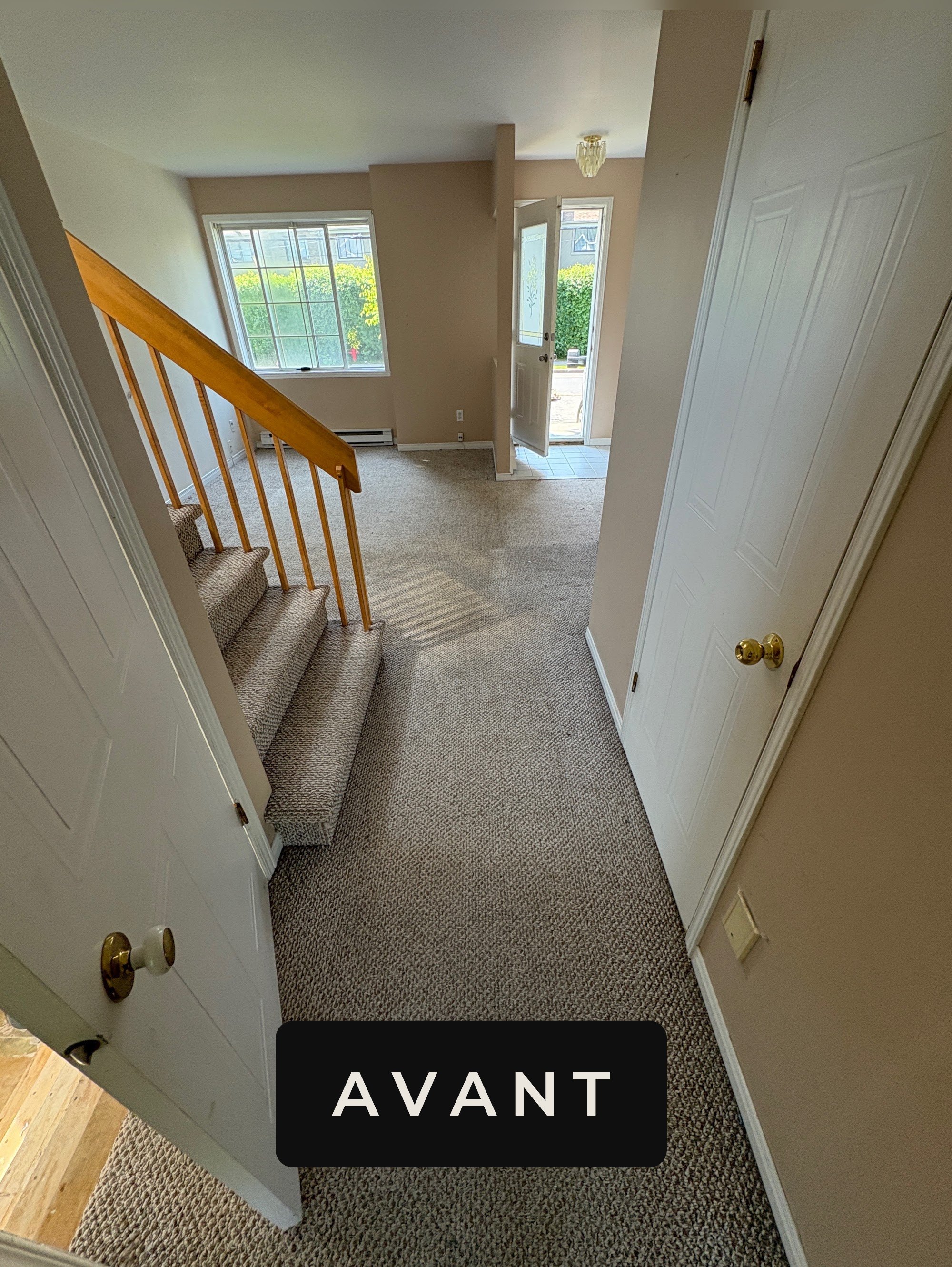 Avant : entrée et escalier recouverts de tapis