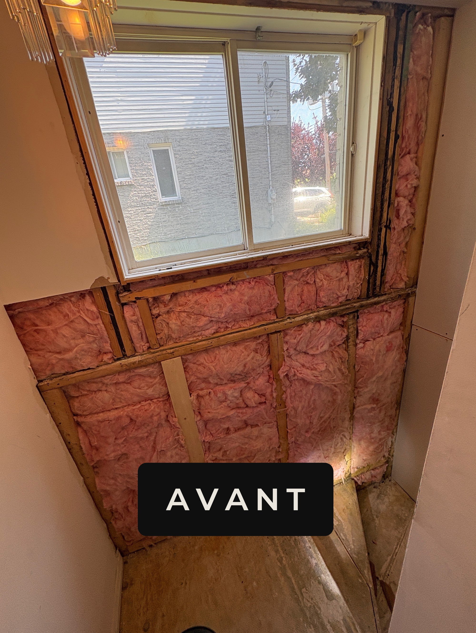 Avant : mur ouvert sous une fenêtre
