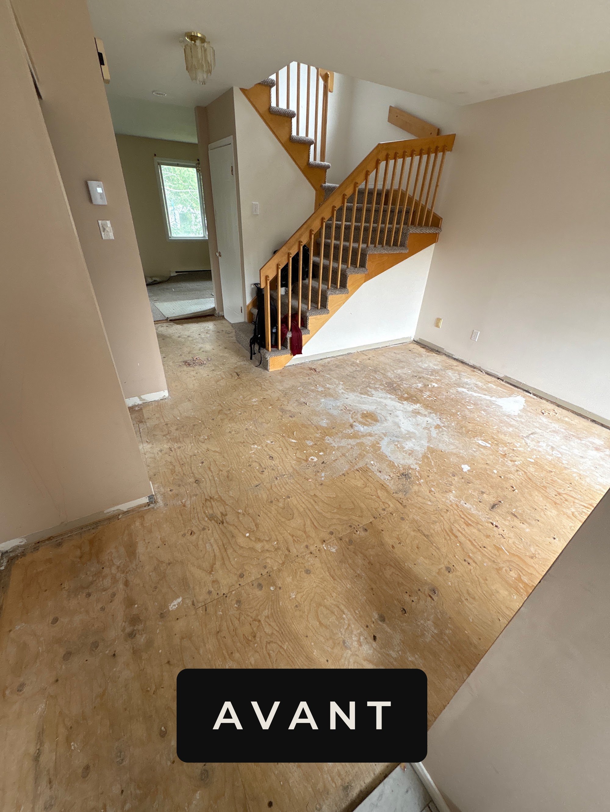 Avant : sous-plancher à nu dans la pièce de vie