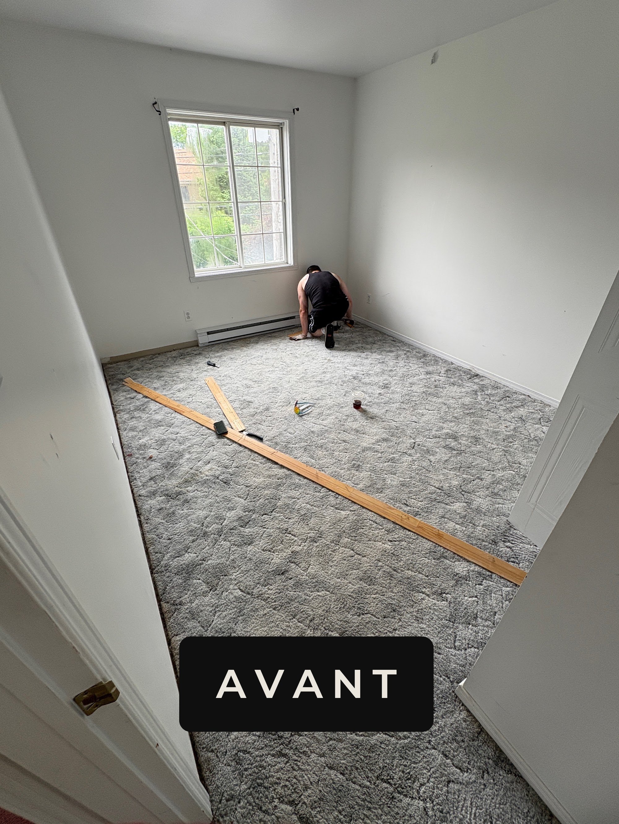 Avant : retrait du tapis dans une chambre