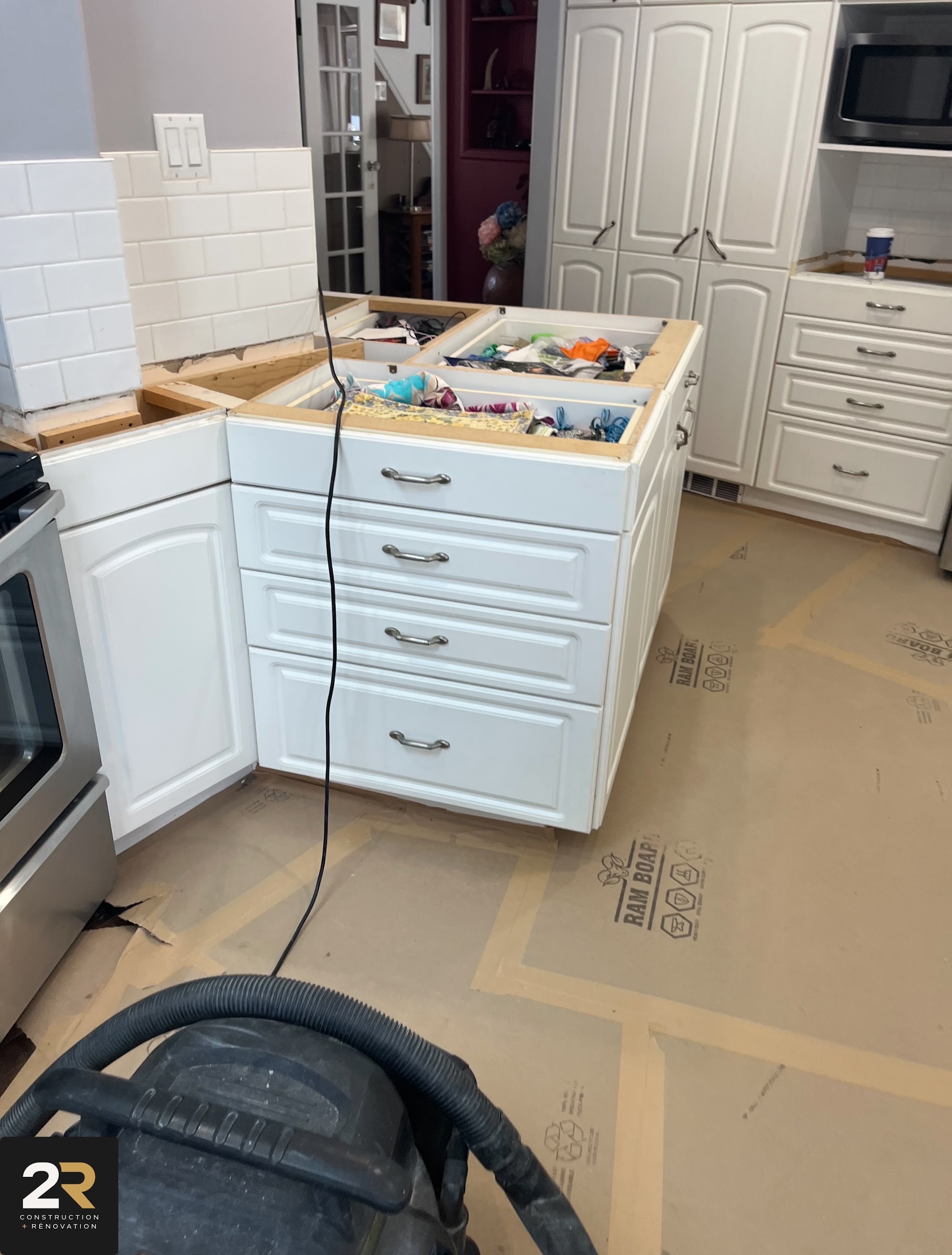 Pendant les travaux : îlot sans comptoir et plancher protégé