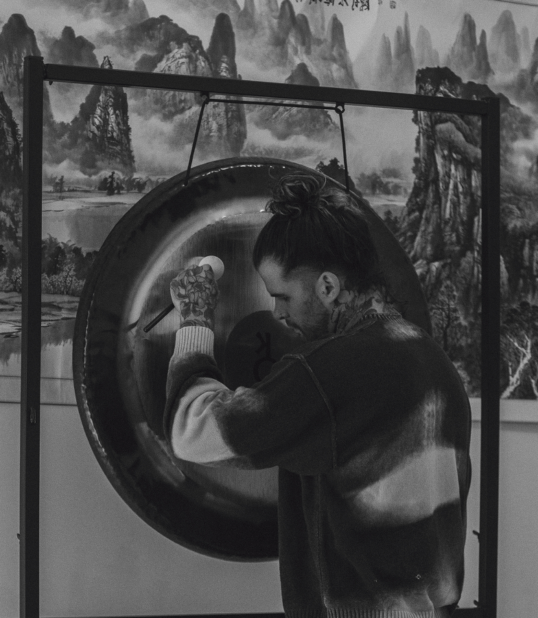 Playing the gong