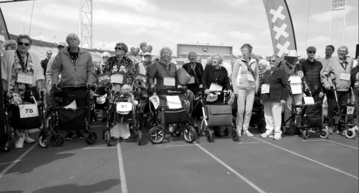 Participants lined up with their walkers at the start of the National Walker Race in Amsterdam